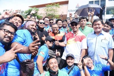 Amirudin bergambar bersama tetamu jemputan dan pekerja p-Hailing pada sesi dialog Temu Anwar Selangor X Belia P-Hailing di Laman MBPJ, Petaling Jaya pada Sabtu.