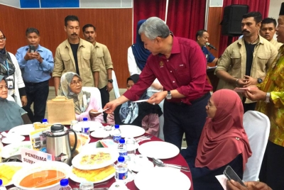 Ahmad Zahid (dua dari kanan) menyampaikan sumbangan kepada penerima pada Program Silaturahim bersama Persatuan Pesara Kerajaan Malaysia Negeri Kelantan.