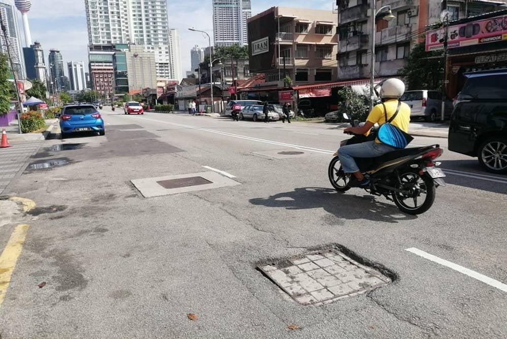 Jalan raya perlu diselenggara dengan sempurna termasuk memastikan 'garisan putih' tidak pudar warnanya bagi keselamatan pengguna kenderaan - Gambar hiasan