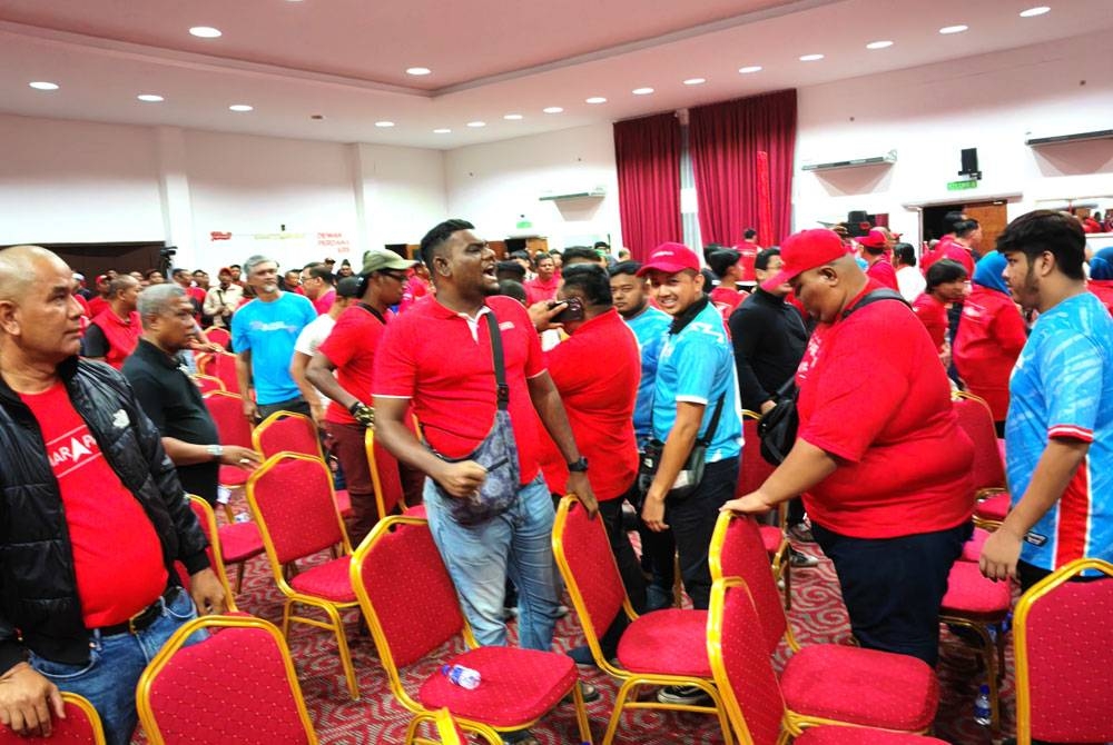 Seorang penyokong Ampangan dilihat menjerit dengan perkataan 'tolak Ampangan'