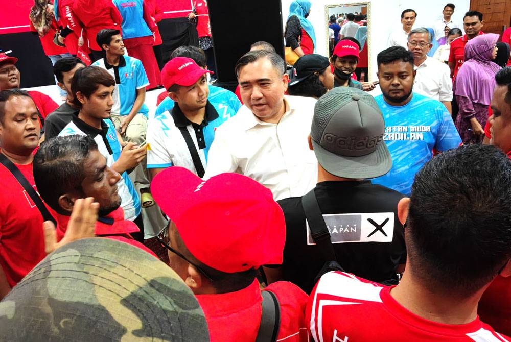 Kumpulan penyokong PKR dilihat berjumpa dengan Anthony Loke dipercayai bagi menyatakan ketidakpuasan hati berhubung calon Ampangan