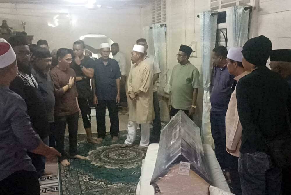 Jenazah tiba di Kampung Serkat, Tanjung Piai pada 3.35 pagi pada Isnin.