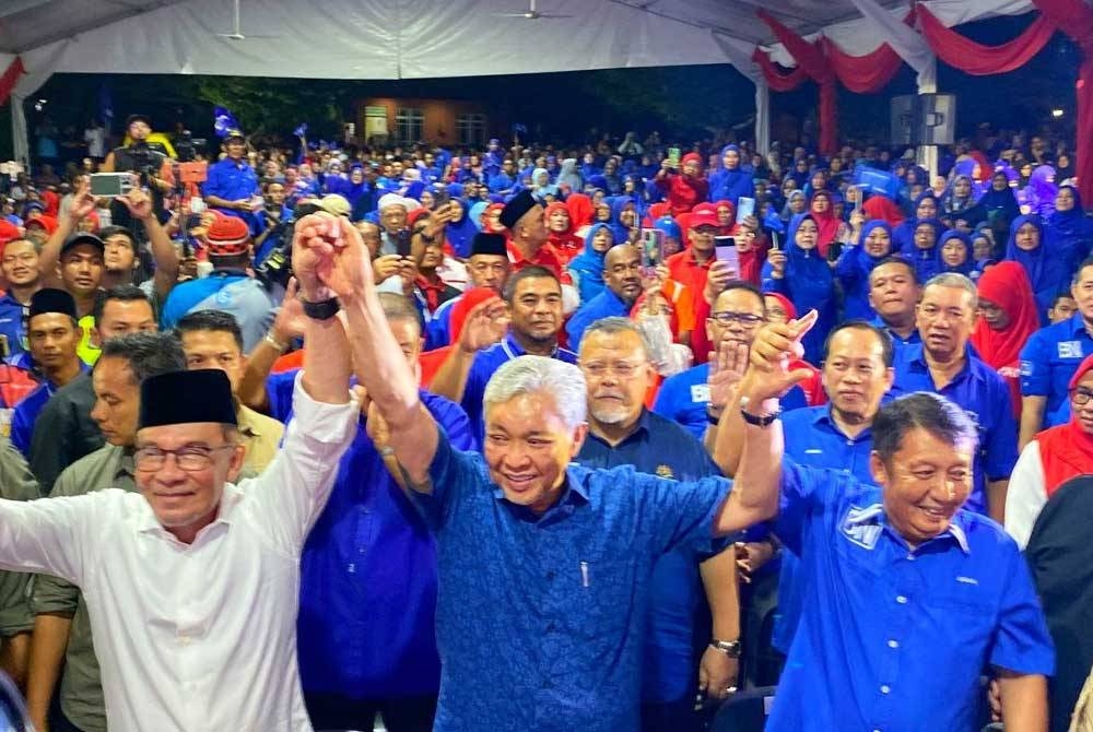 Anwar bersama Ahmad Zahid pada Jelajah Perpaduan Madani di Pusat Transformasi Ilmu Kampung Cherang Bukit Tiu, Machang pada Ahad.