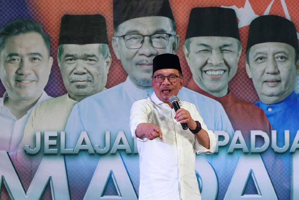 Anwar ketika menyampaikan ucapan perasmian Program Jelajah Perpaduan Madani dan Pelancaran Jentera Perpaduan Kelantan di Pusat Transformasi, Bukit Tiu pada Ahad malam. - Foto Bernama