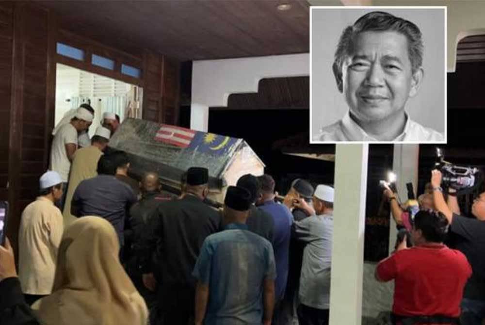 Jenazah Allahyarham Salahuddin (gambar kecil) selamat tiba di kediaman ibunya, Aminah Abdullah di Kampung Serkat, Tanjung Piai, Pontian, sekitar pukul 3.35 pagi Isnin. - Foto Awani