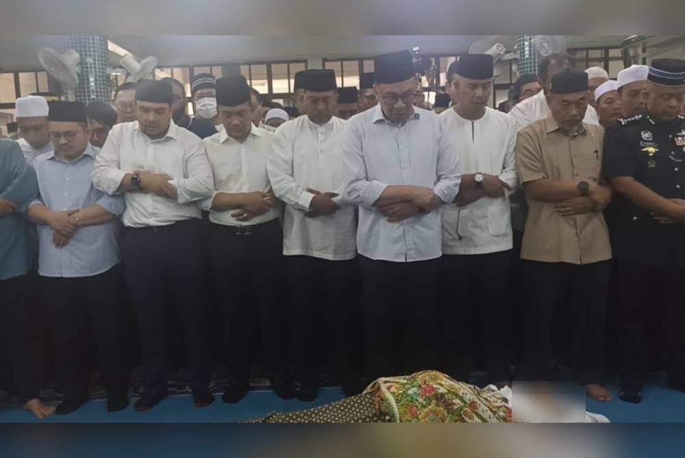 Anwar (tengah) mengimamkan solat jenazah Allahyarham Salahuddin di Masjid Jamek Dato Haji Noh Gadot di Serkat pada Isnin.