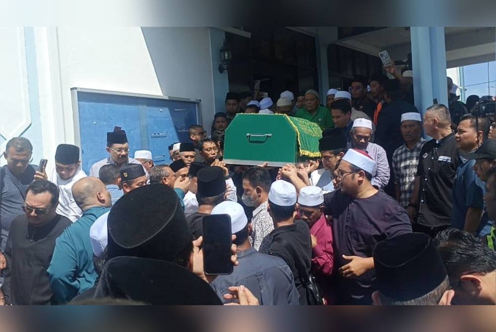 Jenazah dibawa keluar dari masjid untuk dikebumikan.