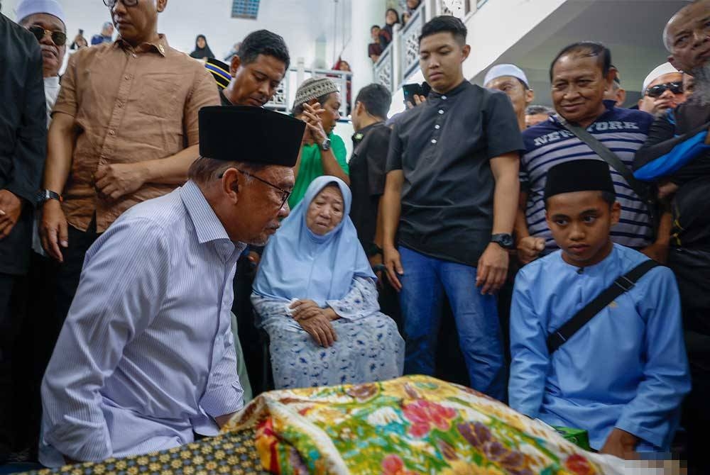 Anwar memberi penghormatan terakhir sebelum mengimamkan solat jenazah Salahuddin di Masjid Jamek Dato' Haji Noh Gadot, Serkat, Pontian pada Isnin. - Foto: Bernama