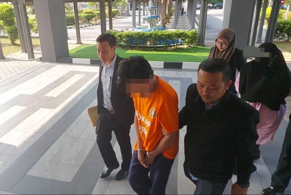 Kedua-dua suspek tiba di pekarangan Mahkamah Majistret Kuala Terengganu kira-kira jam 9.40 pagi pada Isnin.