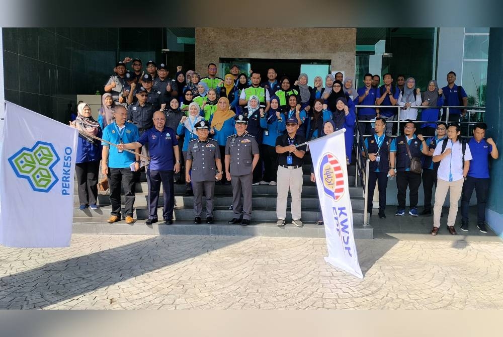 Hisham (depan,tiga dari kiri) menyempurnakan pelepasan kenderaan pasukan penguat kuasa yang menjalankan operasi sempena Pelancaran Ops Kesan Kebangsaan Peringkat Perkeso Negeri Pahang pada Isnin.