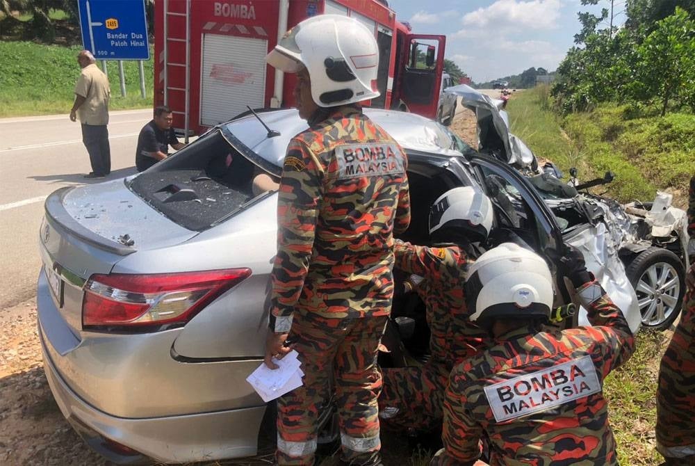Tiga termasuk dua warga emas maut dalam kemalangan melibatkan tiga kenderaan di Jalan Kuantan-Segamat dekat Bandar Dua, Paloh Hinai, Pekan pada Isnin.