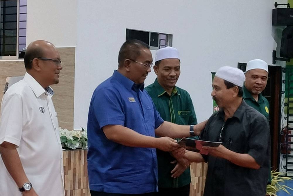 Muhammad Sanusi menyampaikan Geran dan Lesen Pendudukan Sementara bagi Daerah Yan pada Isnin.