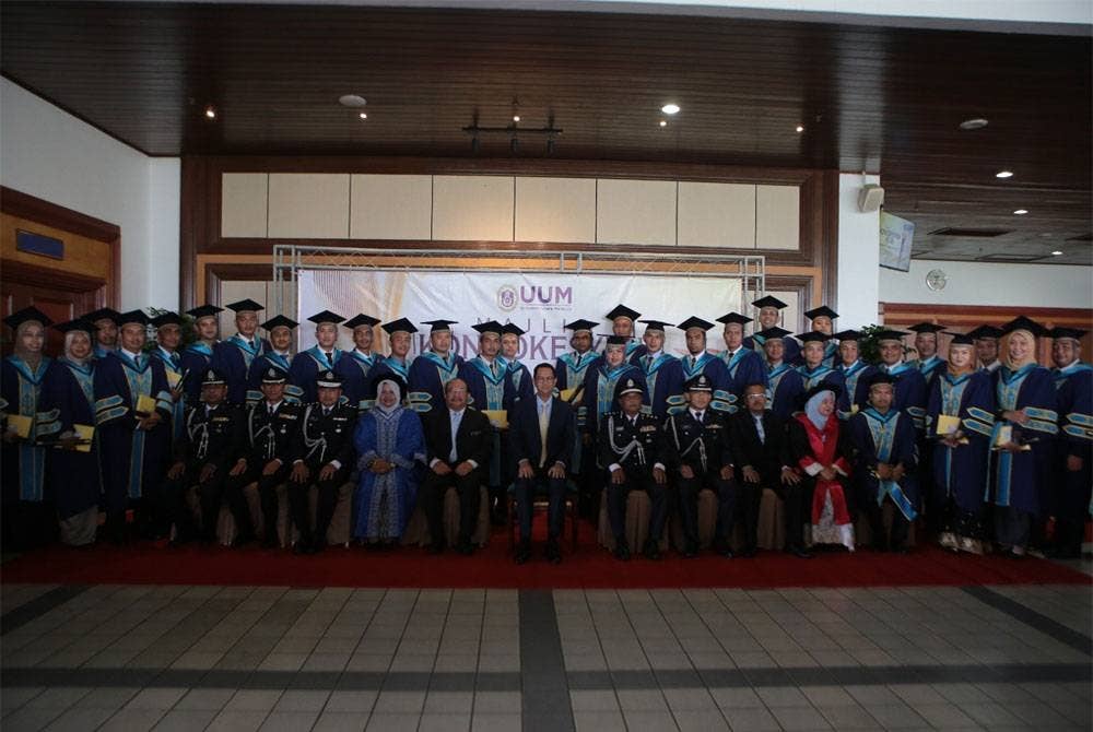 Raja Muda Kedah, Tengku Sarafudin Badlishah Sultan Sallehuddin. berkenan bergambar bersama 35 pegawai polis pelbagai pangkat daripada Ibu Pejabat Polis Kontinjen (IPK) Perlis menerima Ijazah Sarjana Sains (Pengajian Strategik) pada sesi kedua Majlis Konvokesyen ke-35 Universiti Utara Malaysia di Dewan Mu'adzam Shah, dekat sini pada Isnin.