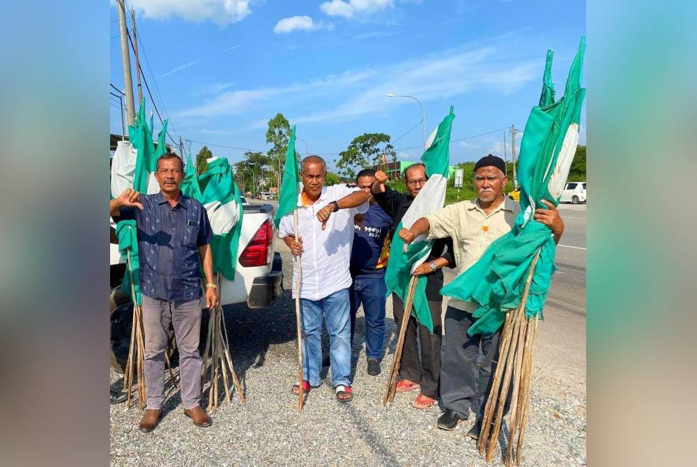 Penyokong Pas di kawasan DUN Gual Periok turunkan bendera parti itu selepas penyandang kerusi kawasan itu, Datuk Mohamad Awang dilaporkan tidak tercalon pada PRN 12 Ogos depan.
