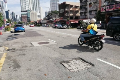 Jalan raya perlu diselenggara dengan sempurna termasuk memastikan 'garisan putih' tidak pudar warnanya bagi keselamatan pengguna kenderaan - Gambar hiasan