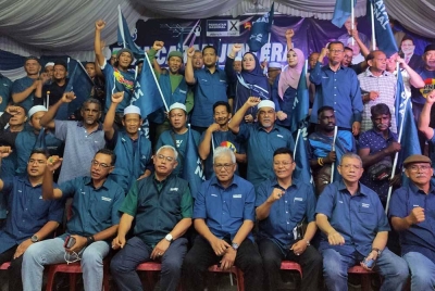 Hamzah (empat dari kanan) bergambar selepas Majlis Pelancaran Jentera PN DUN Permatang di Tanjong Karang di Kuala Selangor pada malam Ahad.