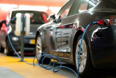 Malaysia berada di landasan betul untuk menjadi kuasa kenderaan elektrik (EV) yang hebat di Asia Tenggara dengan kerajaan secara agresif menggalakkan ekosistem EV yang kondusif, disokong bukti komitmen perniagaan yang kukuh seperti ditunjukkan oleh dua syarikat automotif terkenal dunia, Geely dan Tesla. - Gambar hiasan