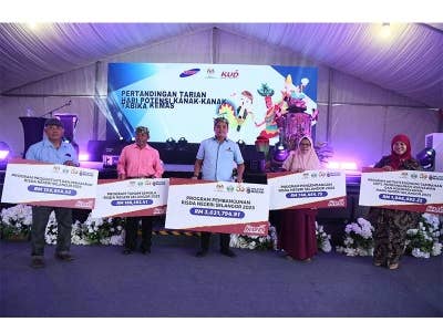 Dari kanan, Siti Haniyah Norsham, Zai, Paca dan Buang bergambar pada Majlis Perasmian Mini Karnival Usahawan Desa (KUD) di Stadium Sungai Besar di sini pada Sabtu.