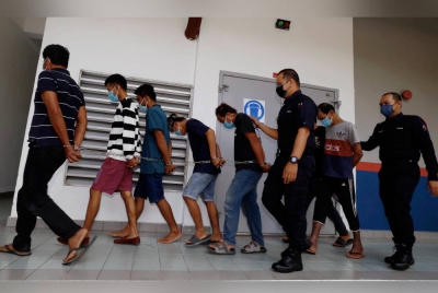 Enam buruh binaan warga Indonesia didakwa di Mahkamah Majistret pada Isnin atas pertuduhan membunuh seorang rakan senegara. - Foto Bernama