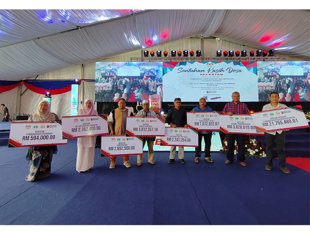 Barisan penerima yang mendapat bantuan RISDA di Program Sentuhan Kasih Desa Kelantan di Dataran Kesedar, Paloh, Gua Musang.