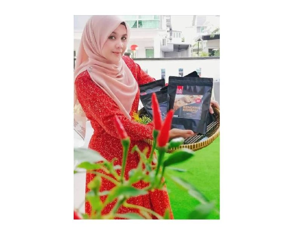 Hayatie mampu mengembangkan perniagaan makanan hasil bantuan dana TEKUN.