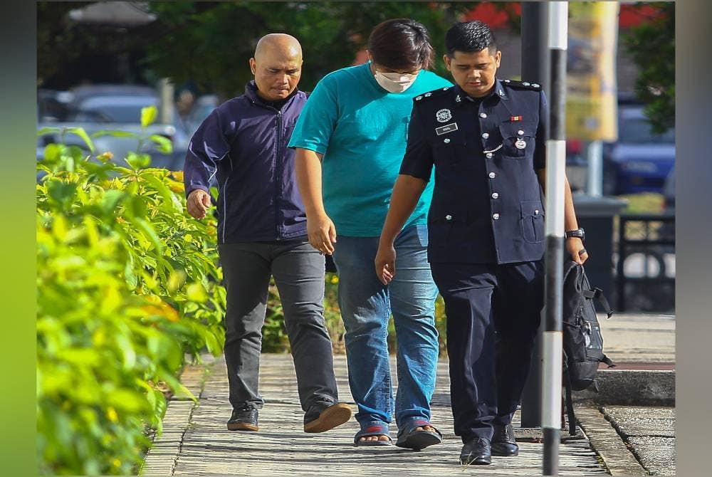 Muhamad Syafiq (tengah) dihadapkan ke Mahkamah Sesyen, di sini pada Selasa atas pertuduhan menipu bekas gurunya bagi mendapatkan geran bantuan usahawan yang tidak wujud sehingga menyebabkan kerugian lebih RM300,000, tahun lalu.