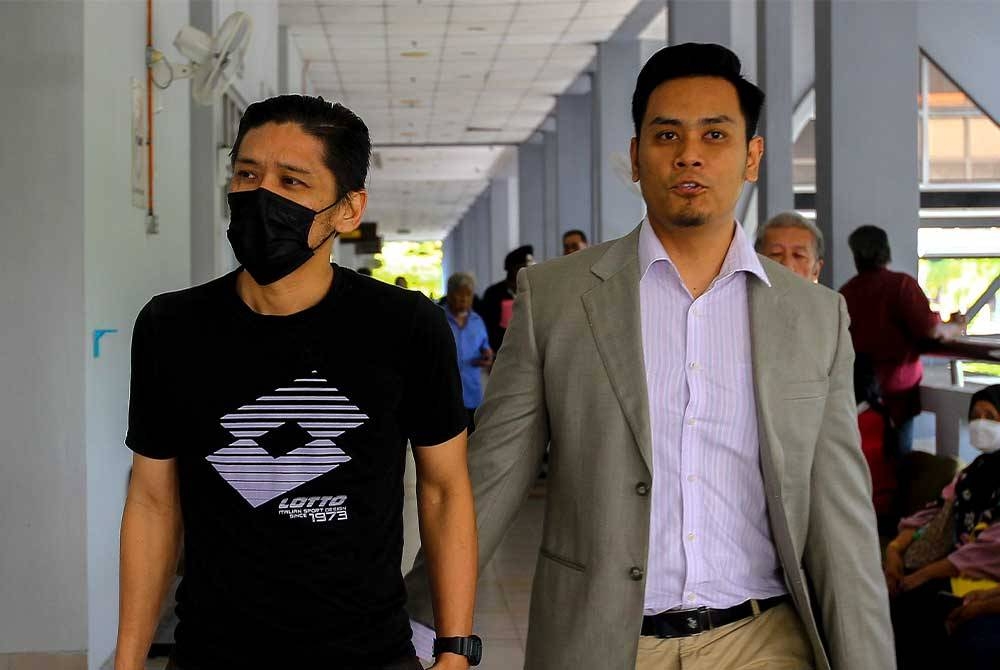 Shahidi Ammar (kiri) diiring pegawai SPRM di mahkamah.