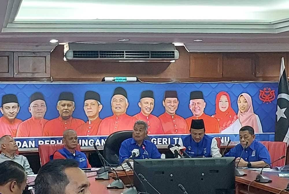 Ahmad tengah) semasa melancarkan manifesto BN Terengganu di Pejabat Perhubungan UMNO Negeri Terengganu di sini pada Selasa.
