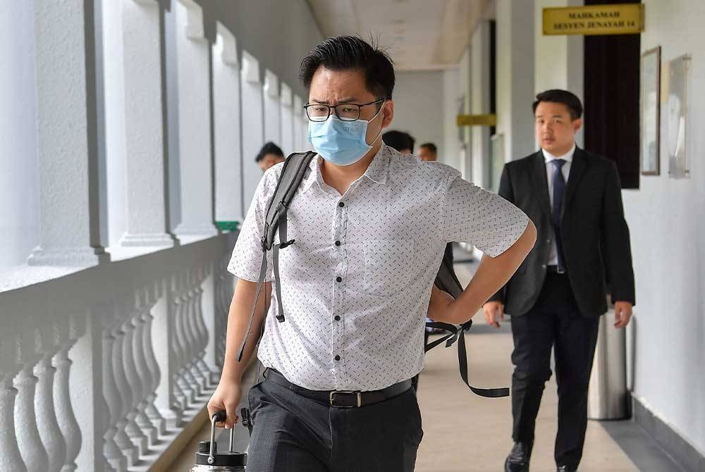 Raymond (kiri) didenda RM80,000 oleh Mahkamah Sesyen Kuala Lumpur kerana menggunakan dokumen palsu dalam borang pengesahan pekerja bagi memperoleh bayaran di bawah Penjana. - Foto Bernama