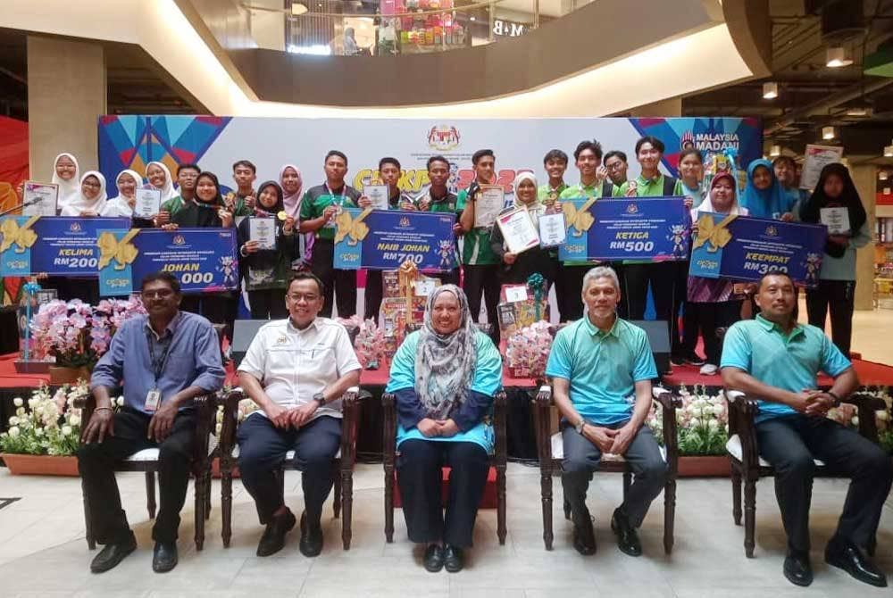 Lilis Saslinda (depan, tengah) ketika Program Cabaran Interaktif Pengguna (CIP KPS) Peringkat Negeri di pusat beli belah Toppen, Johor Bahru pada Selasa.