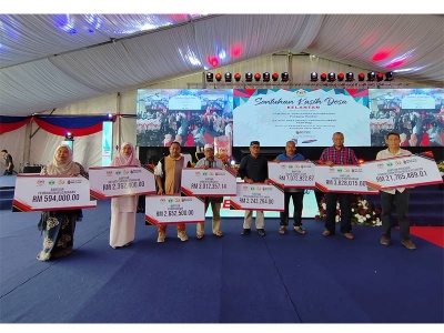 Barisan penerima yang mendapat bantuan RISDA di Program Sentuhan Kasih Desa Kelantan di Dataran Kesedar, Paloh, Gua Musang.