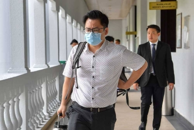 Raymond (kiri) didenda RM80,000 oleh Mahkamah Sesyen Kuala Lumpur kerana menggunakan dokumen palsu dalam borang pengesahan pekerja bagi memperoleh bayaran di bawah Penjana. - Foto Bernama