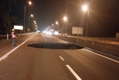 Gambar kejadian jalan mendap di KM66.1 Lebuhraya KLK yang dikongsi pengguna media sosial pada Selasa.