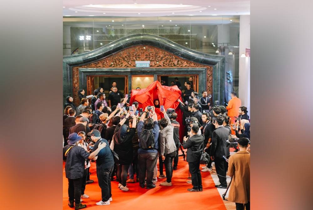 Aina Abdul sentiasa terbuka menerima teguran dan kritikan pelbagai pihak terhadap penampilan gayanya yang pelik dan unik setiap kali muncul di acara hiburan. - Foto Instagram Aina Abdul