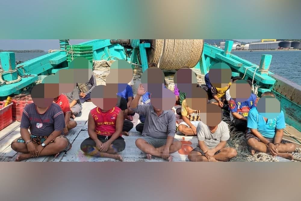 Operasi Maritim Malaysia berjaya menahan sebuah bot nelayan tempatan kelas C yang dikendalikan 19 warga asing secara haram di perairan Bagan Datuk, di sini pada Isnin. - Foto Ihsan Maritim Malaysia