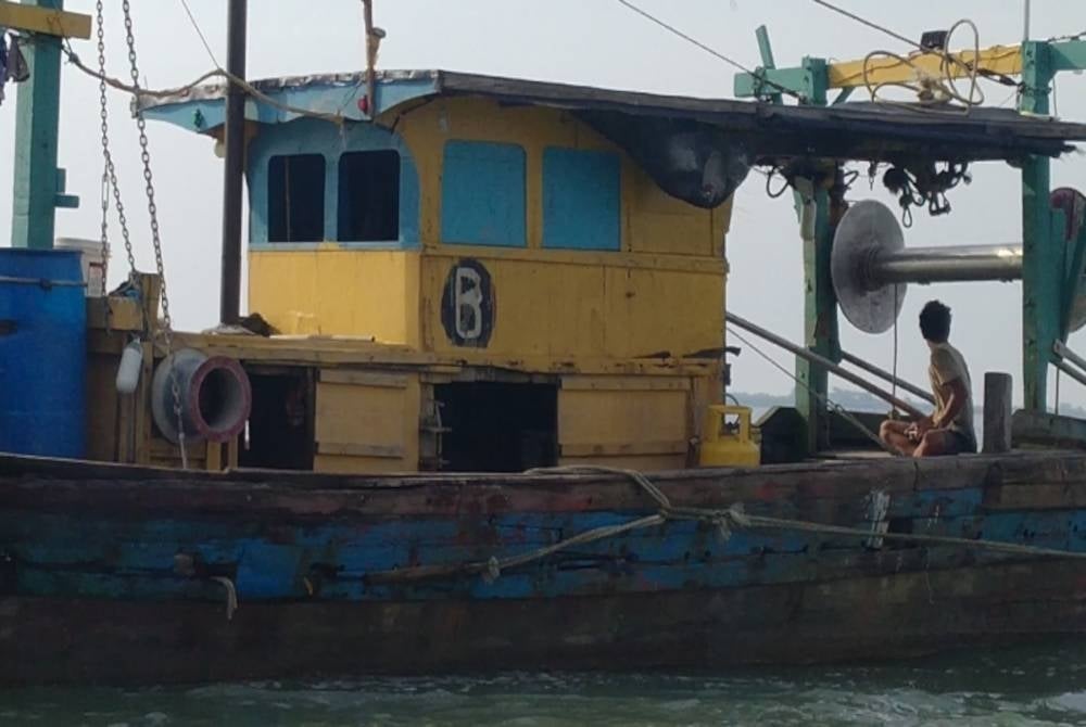 Nelayan dipercayai warga asing tidak menghiraukan kehadiran nelayan tempatan dengan meneruskan aktiviti perikanan menggunakan pukat tarik di perairan Bagan Datuk.