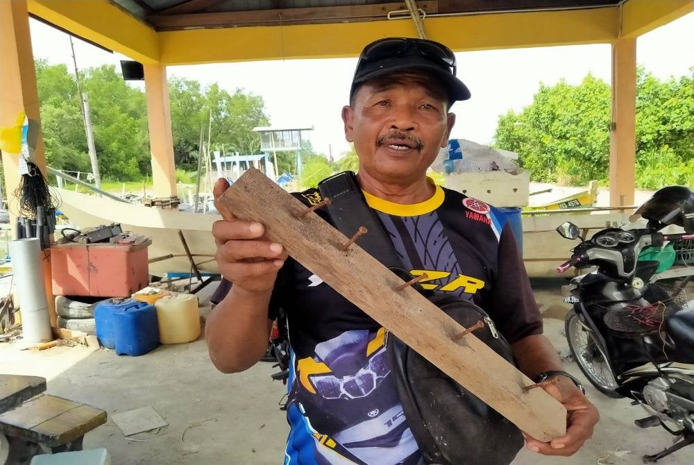 Kadir menunjukkan peralatan yang dibuat oleh warga asing untuk merosakkan jaring nelayan tempatan.