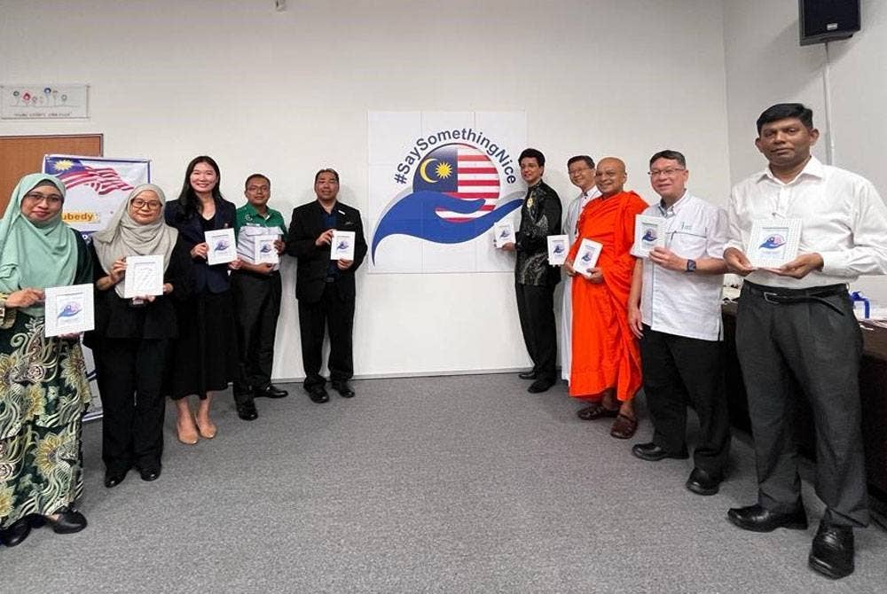 Zulkifli Hashim (dua dari kiri) bersama Anas Zubedy ketika melancarkan logo kempen 'Say Something Nice'.