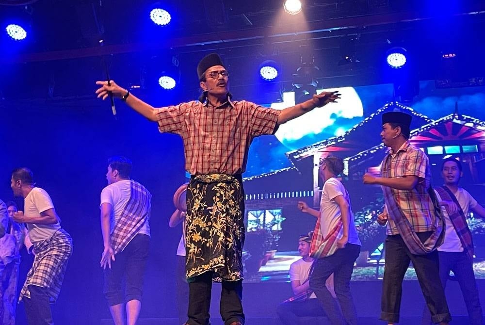 Boria merupakan sebuah persembahan yang mempunyai dua segmen iaitu sketsa dan nyanyian diketuai oleh Tukang Karang bersama enam Selor.