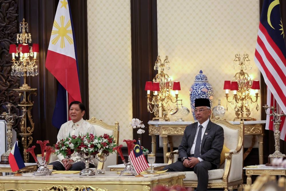 Al-Sultan Abdullah berkenan bersama Presiden Filipina Ferdinand Marcos Jr pada sambutan negara di Istana Negara hari ini. - Foto Bernama