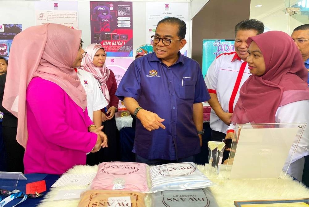 Mohamed Khalid (tengah) meninjau gerai pameran pada Majlis Perasmian Inkubator Keusahawanan, Pusat Penyelidikan dan Hospital Pengajar Perubatan Veterinar UMK pada Rabu.