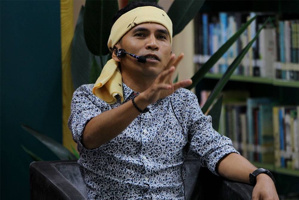 Bell Ngasri berucap pada program Sembang Santai Sutradara 'MAMAT KHALID: Dalam Kenangan di Perbadanan Perpustakaan Awam Negeri Perak pada Rabu. - Foto: Bernama