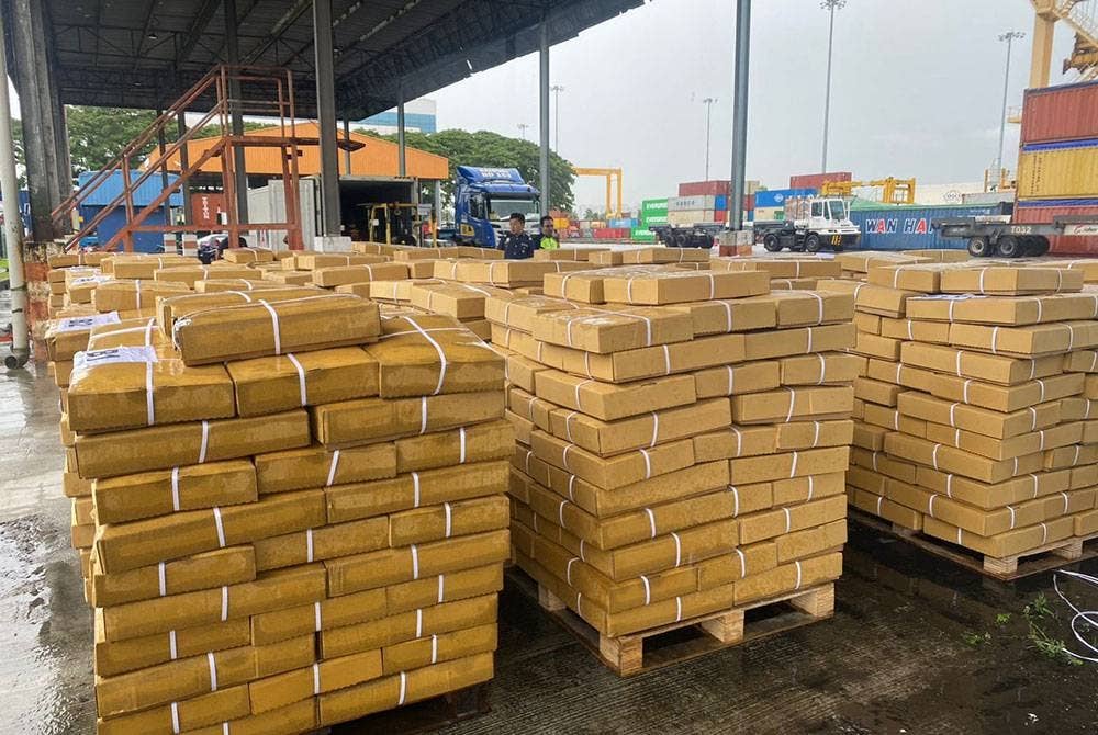 Sebahagian daripada 1,840 kotak berisi daging ayam sejuk beku dipercayai cuba diseludup di Pelabuhan Pasir Gudang pada Khamis lalu.