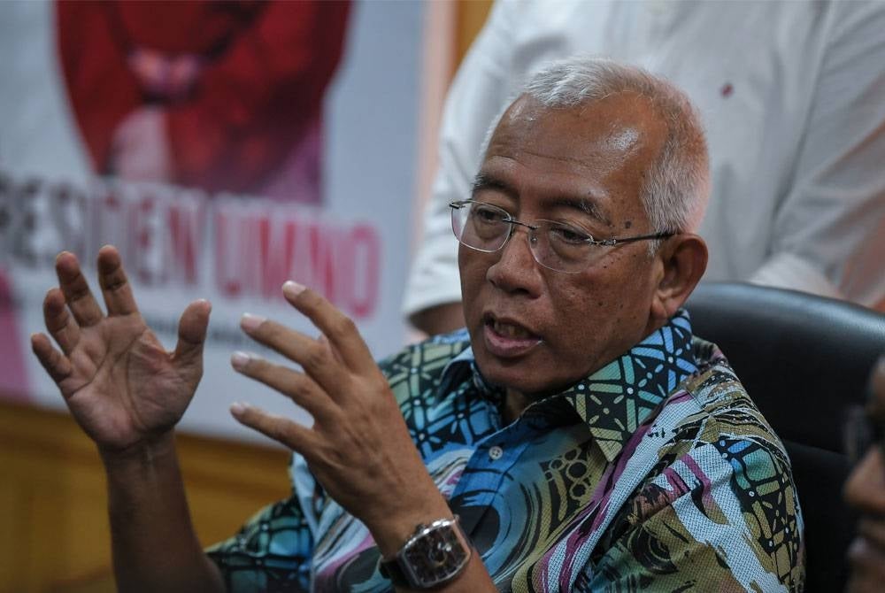 Mahdzir memberi penerangan pada sidang media selepas mengadakan perjumpaan bersama hampir 40 kepimpinan masyarakat Siam dari seluruh Kedah di Bangunan Tunku, pada Rabu. - Foto Bernama