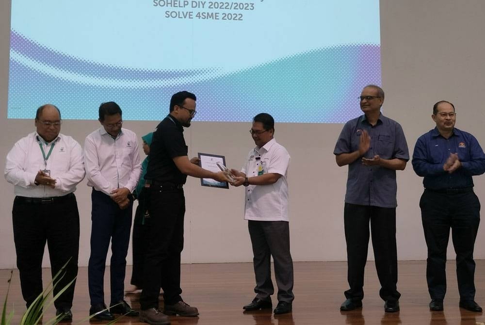 Mustapha (tiga kanan) menyampaikan Anugerah PCFKSB dan Sijil JKKP di Gurun, Kedah.