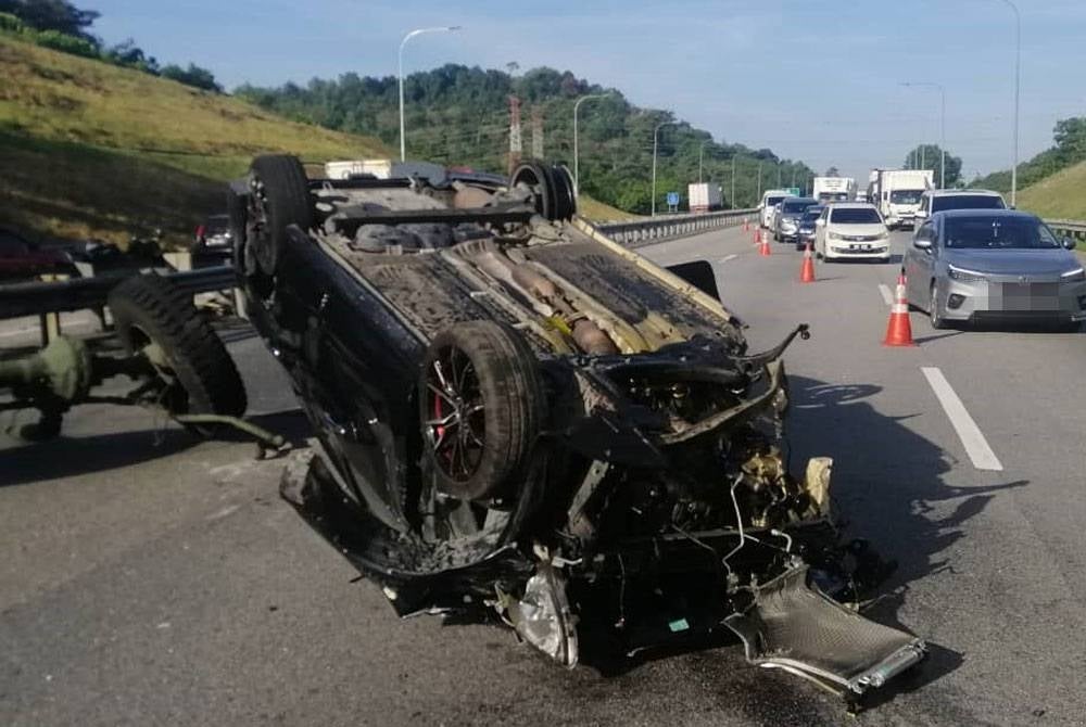 Kereta jenis Nissan Almera yang dinaiki empat individu hilang kawalan sebelum merempuh trak tentera dalam kemalangan di Kilometer 42.1 Lebuhraya Utara-Selatan Hubungan Tengah (ELITE) pada Selasa.