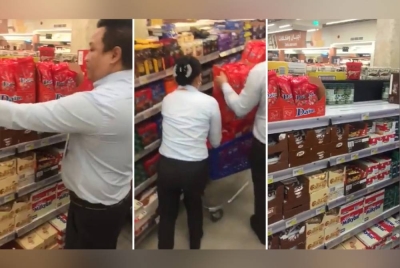 Pekerja mengeluarkan produk keluaran Sewden daripada rak pasar raya. - Agensi