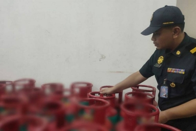 Pegawai KPDN menjalankan pemeriksaan di sebuah premis yang disyaki menyimpan dan menjual LPG tanpa lesen di Kamunting, Taiping pada Selasa. Foto: Ihsan KPDN Perak