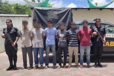 Hazeef (tiga dari kanan) bersama lima anggota ARSA ditahan dalam operasi RAB di Cox's Bazar. - Foto Agensi