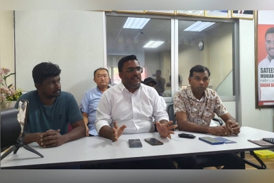 Satees (tengah) pada sidang akhbar di pejabatnya, pada Rabu.